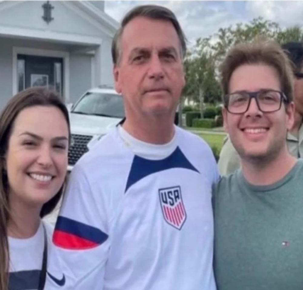 Na foto é possível ver o casal abraçado com Bolsonaro e o mesmo par é filmado em atos golpitas em Brasília.