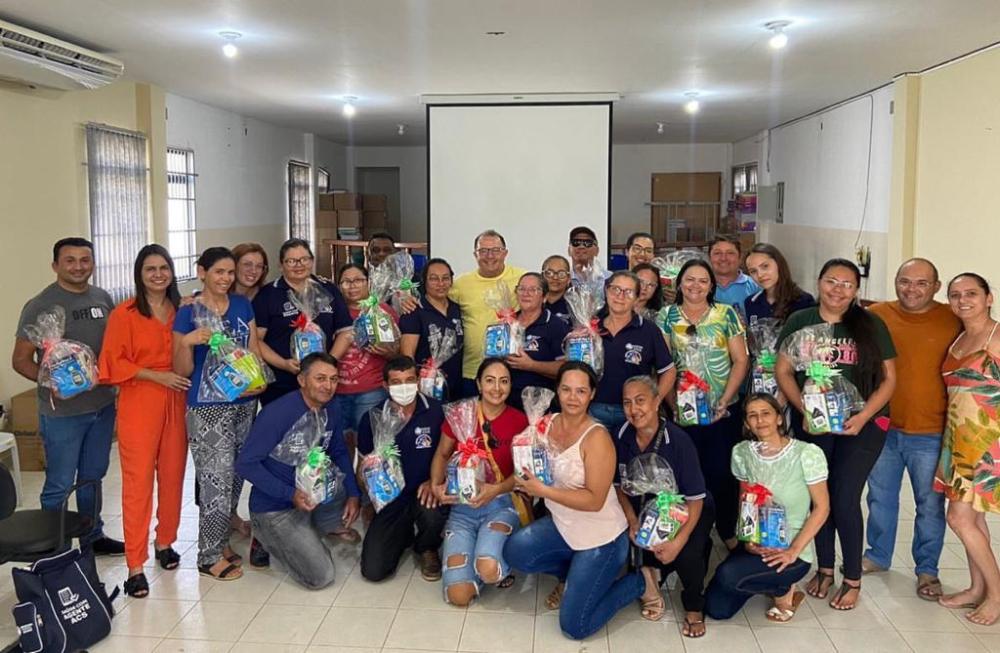 Prefeito Ceninha Lucena participou do ato de entrega dos kits aos agentes de saúde 