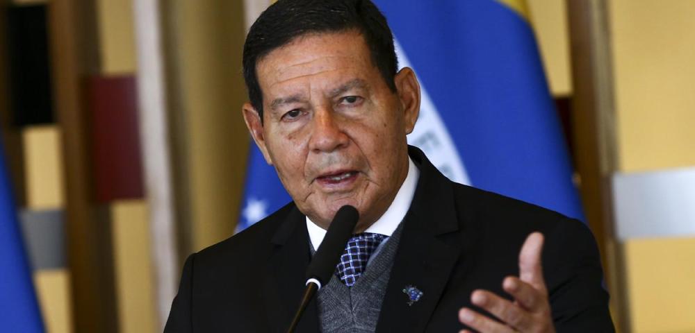 O agora senador, Mourão criticou a forma como o governo de Lula está tratando o assunto