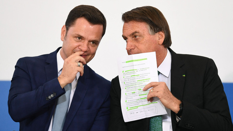 Na foto Bolsonaro fala com o ex-ministro da justiça 