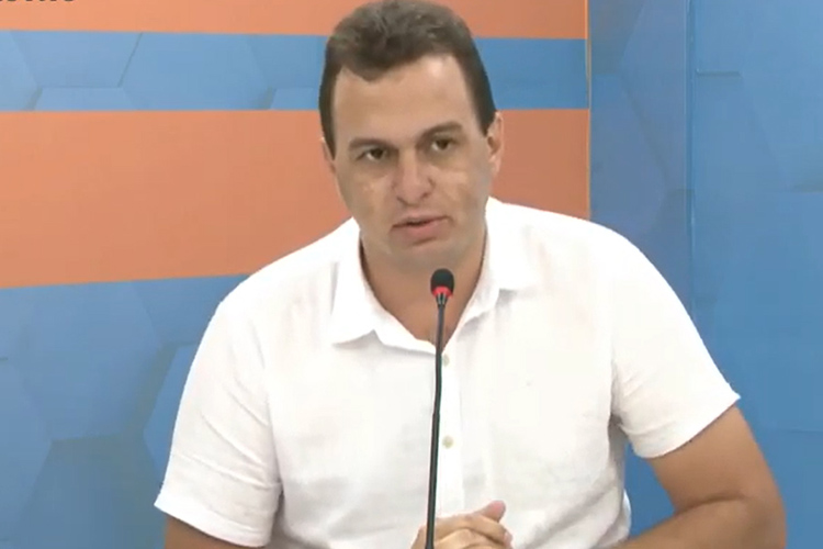 Prefeito Espedito Filho anuncia reajuste acima do piso nacional para professores de Triunfo