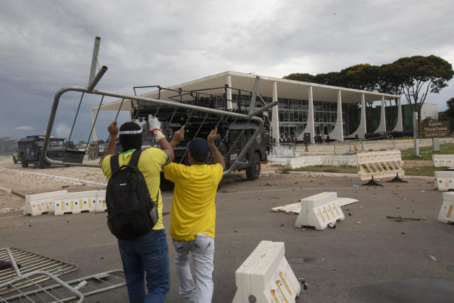  O ministro do Supremo Tribunal Federal (STF) Alexandre Moraes decidiu manter presos 140 pessoas envolvidas nos atos de terror