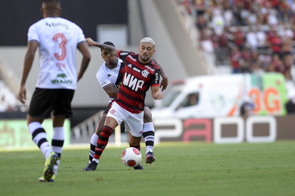 Vasco vence Botafogo, deixa Z4, e briga pelo título do Brasileirão embola  de vez