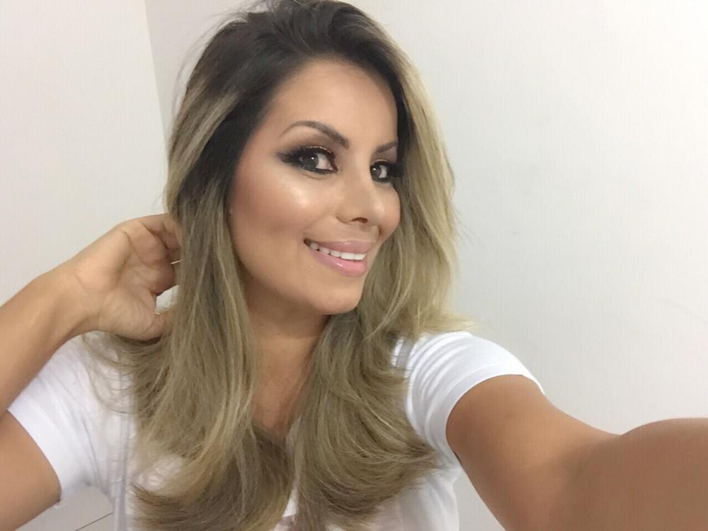 Apesar do susto a artista está bem e sorridente. 