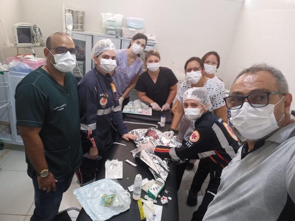 Equipes de saúde de São José de Piranhas durante atendimewnto à criança