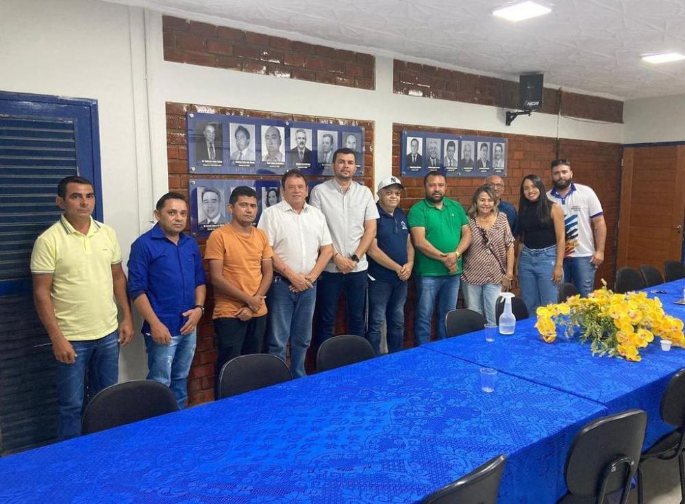 Presidentes de Câmaras de vereadores da microrregião do Alto Piranhas dutante reunião que tratou da implantação de uma unidade do hospital laureano em Cajazeiras (foto: Mylano Araújo) 
