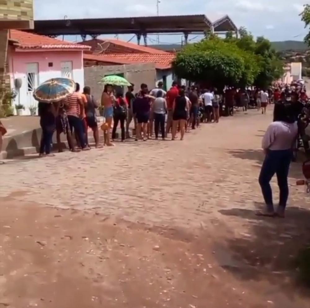 A desorganização e aglomeração começou logo ao amanhecer do dia e ultrapassou às 12h.