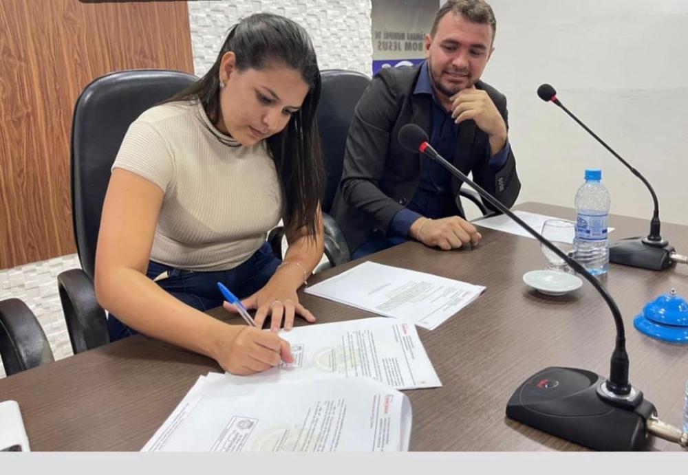  Prefeita de Bom Jesus sanciona projeto que aumenta em 15% os salários dos professores do município