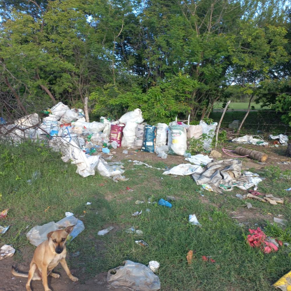 Todo lixo de Santa Helena vem sendo descartado próximo à comunidade de Pé Branco,zona rural do município 