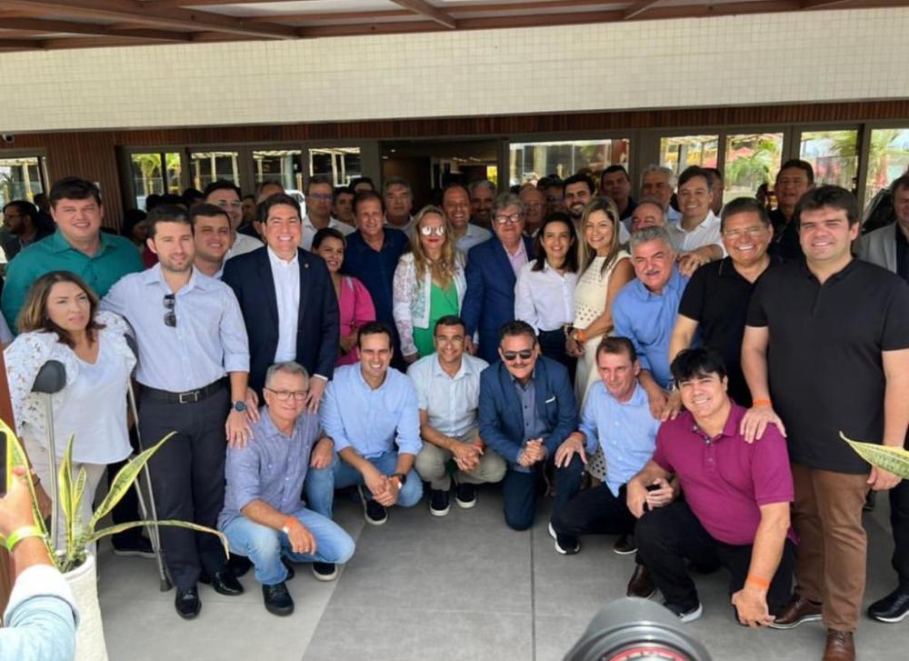 Deputado Chico Mendes participa de café da manhã com o governador e colegas deputados. “Deus nos abençoe”