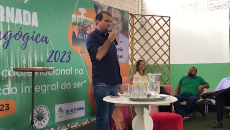 VÍDEO: Bal Lins é aplaudido de pé após anunciar aumento de 20% para professores de São José de Piranhas