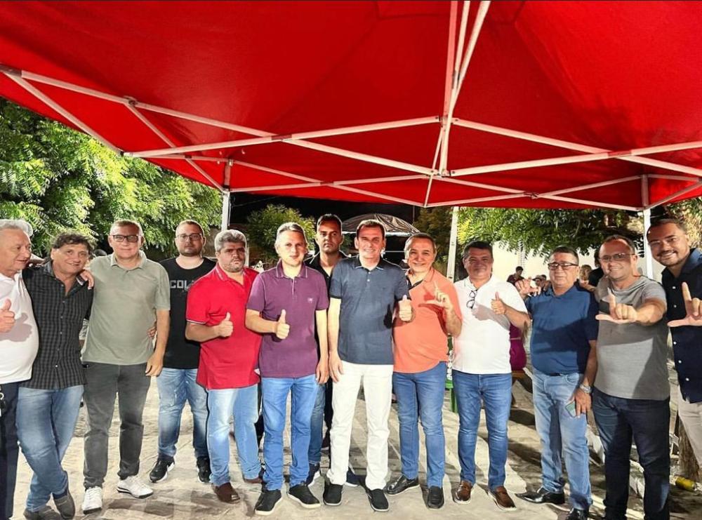 Deputado Chico mendes ao lado do prefeeito Luiz Claudino e liuderaanças de São João do Rio do Peixe (Foto: assessoria) 