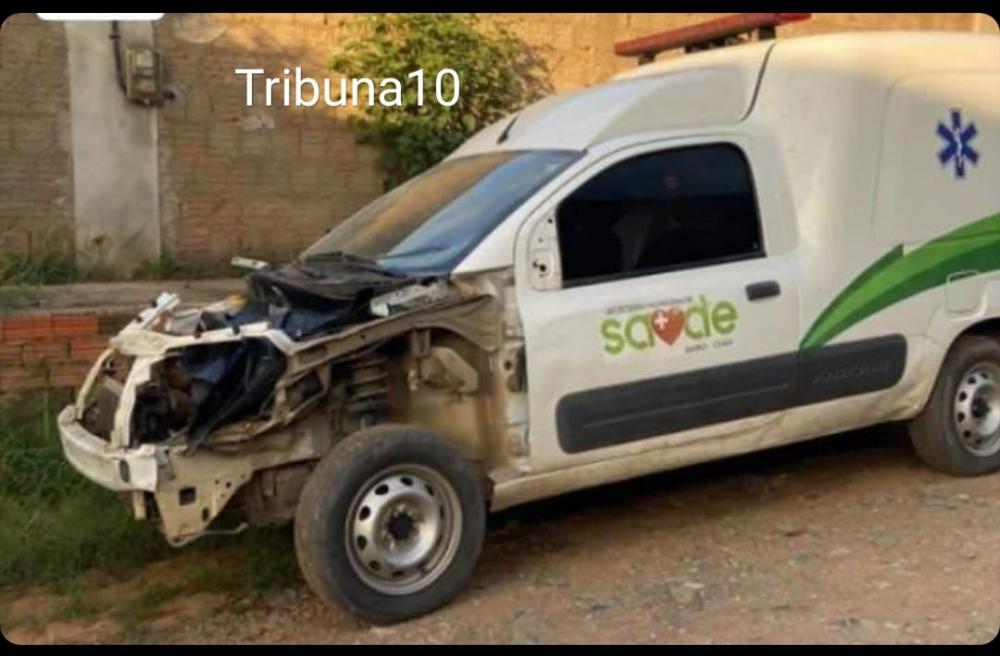 Ambulância da prefeitura do Barro está parada esperando conserto há algunsa meses 