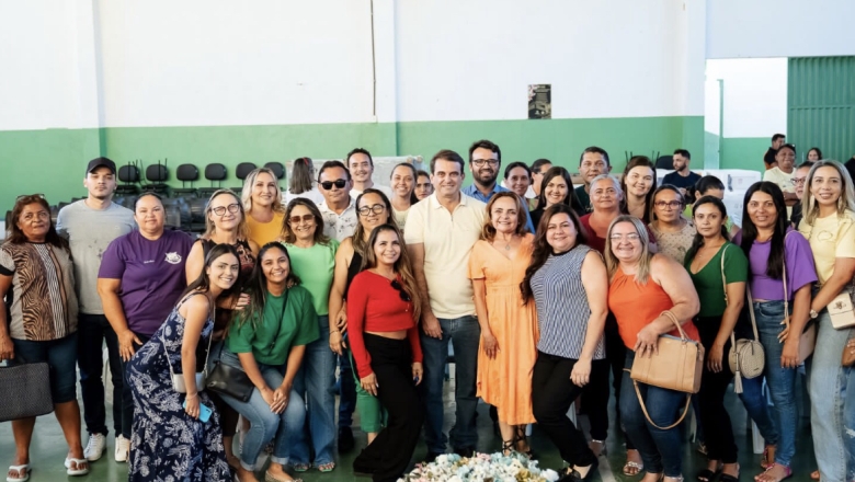 Investindo mais de R$ 400 mil, prefeito de São José de Piranhas entrega equipamentos para servidores e alunos