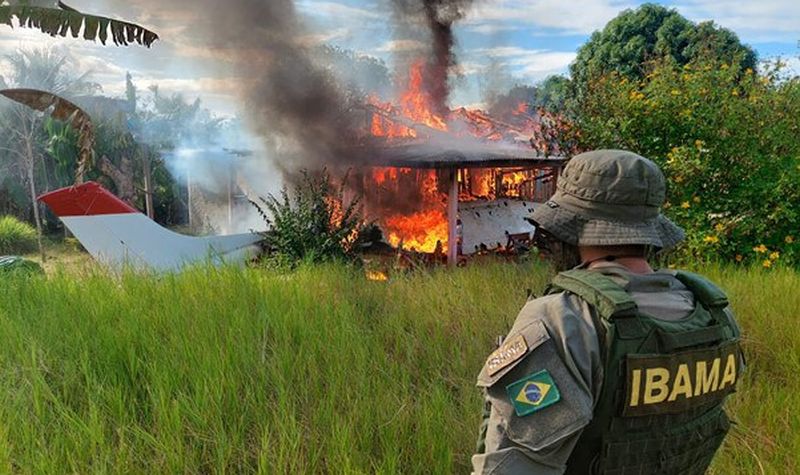 Uma base de controle foi montada no Rio Uraricoera para impedir que suprimentos sejam enviados aos garimpeiros que ainda estão no território Yanomami 