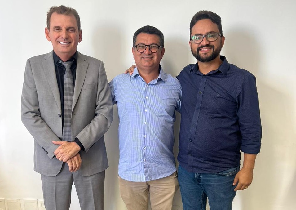 Acompanhado do deputado Chico Mendes, prefeito Luiz Claudino mantém audiência com o secretário Tibério Limeira