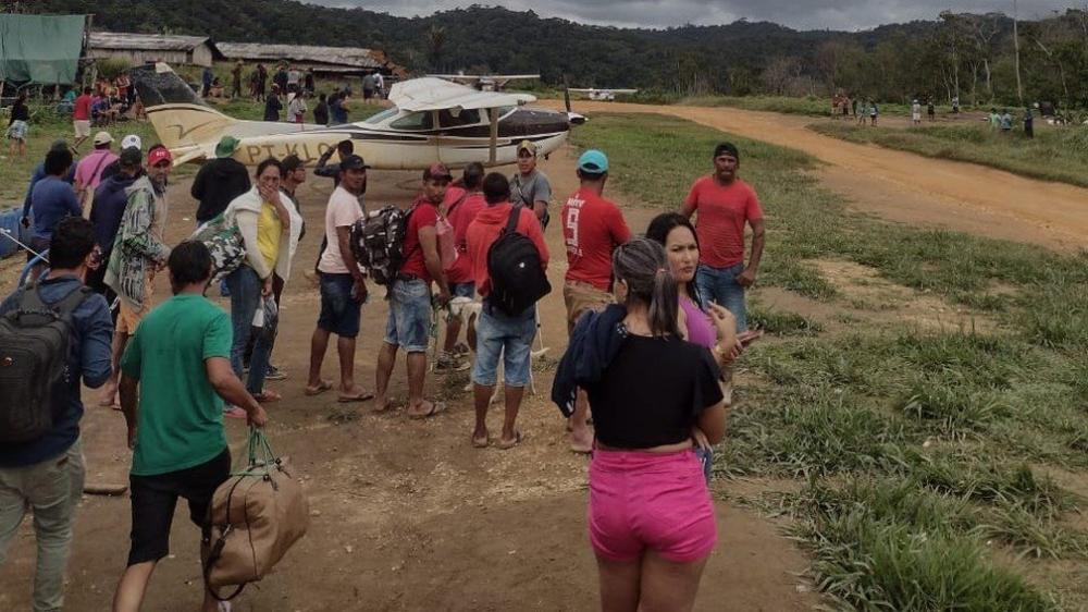 Garimpeiros aguardam chegada de barcos para sair do território 