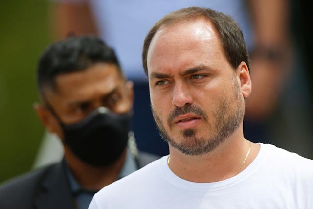Carlos Bolsonaro, engravidou secretária de Paulo Guedes, diz jiornalista 