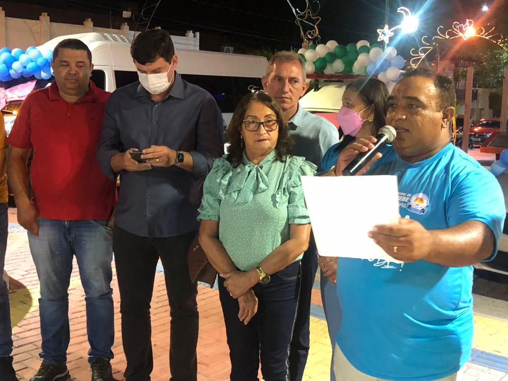 Autoridades de Monte Horebe durante a solenidade de entrega de veículos (Foto: Tribuna10)