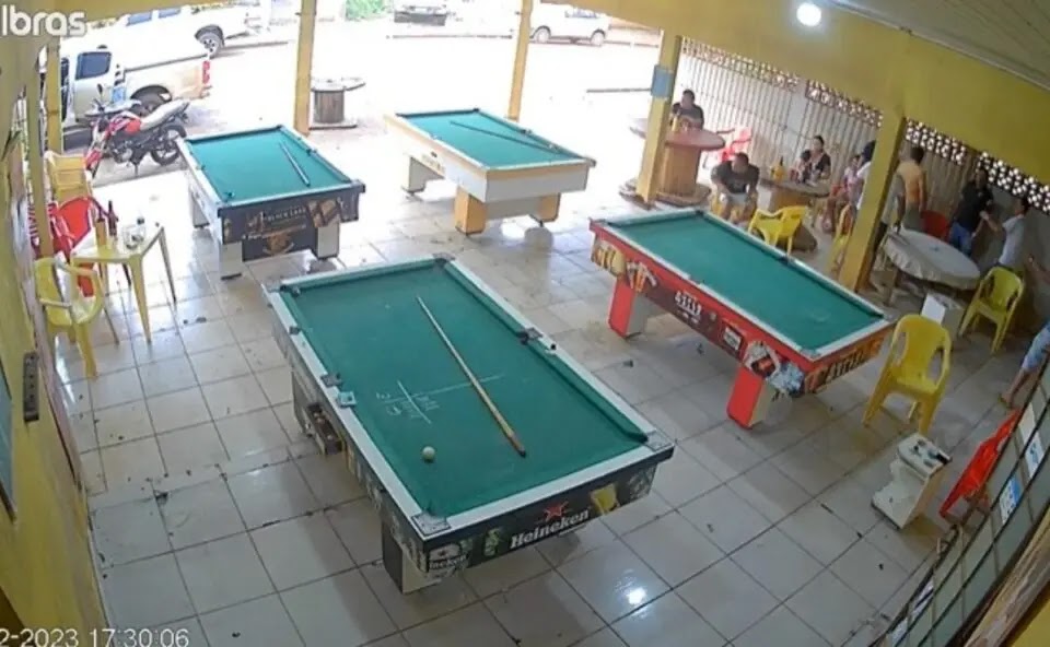 As câmeras de segurança do local registram o momento do crime, as cenas são fortíssimas.