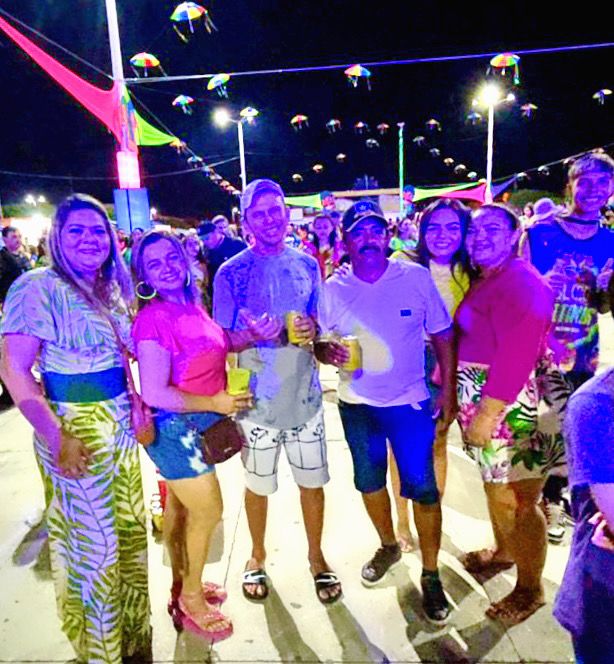 Professora Corrinha Félix aproveita o carnaval de Santa Helena e coloca nome à disposição do grupo para disputar a prefeitura em 2024