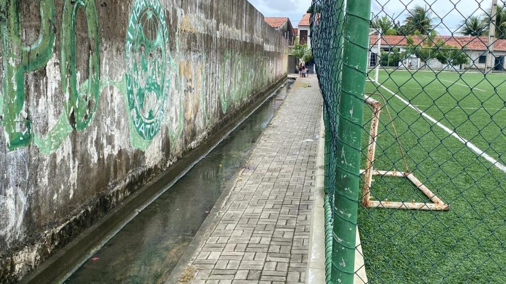 As imagens flagram o momento em que as pessoas correram quando ouviram os disparos de arma de fogo (imagem: Diário do Nordeste) 