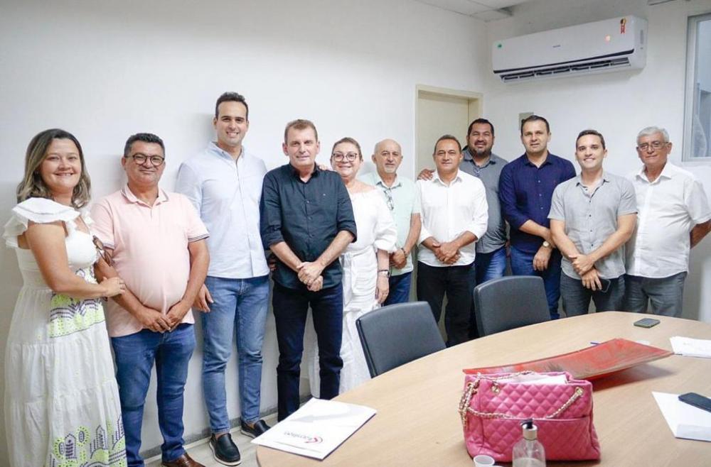  Deputado Chico Mendes e o vice-governador levam Luiz Claudino, Aldo Andrade e mais cinco prefeitos para viabilizar recursos na secretaria de saúde do estado 