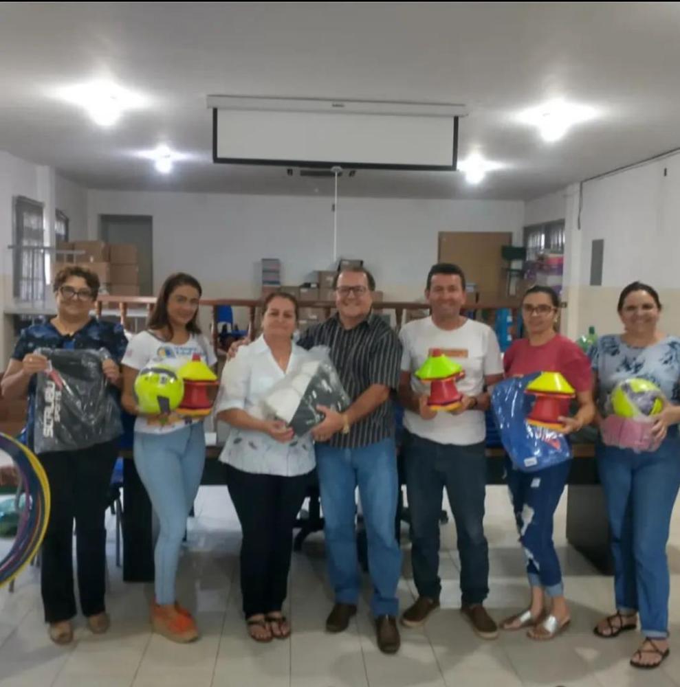 Estudantes do ensino municipal de Bonito de Santa Fé recebem material esportivo para prática de educação física