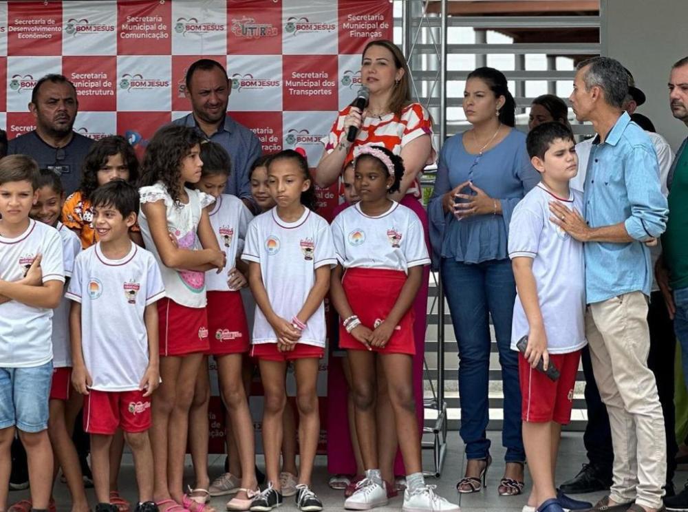 Prefeita de Bom Jesus Denise Bayma entrega dois ônibus novos aos estudantes e anuncia que em breve o município ganhará mais um 