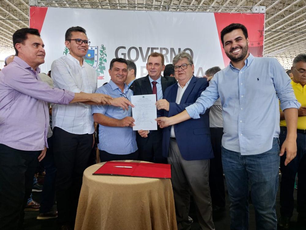 Prefeito Luiz Claudinoi recebe mais um ônibus escolar 