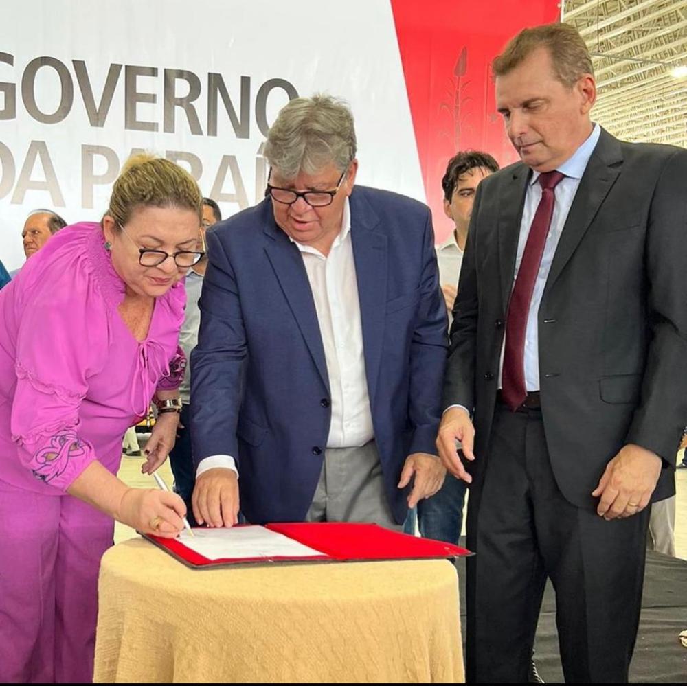 Deputado Chico Mendes ao lado do govermnador na entrega de ônibus 