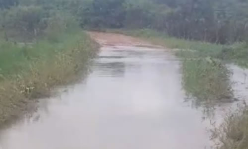Falta de passagens molhadas e estradas más conservadas deixam alunos sem aula em Monte Horebe; padre Gilberto faz apelo ao prefeito 