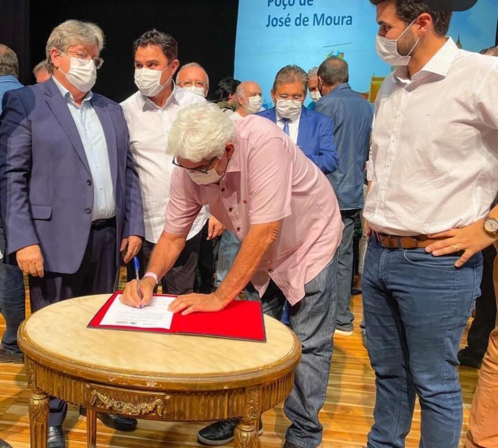 Ao lado do governador, prefeito Paulo Braz assina convênio para construção de creche 