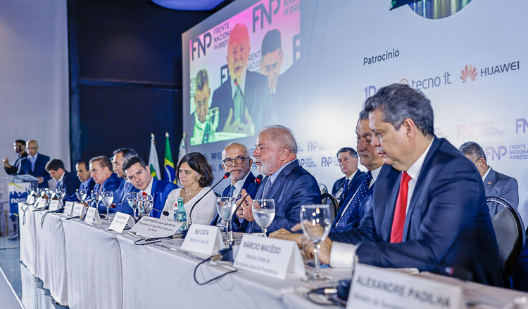  Lula voltou a assumir o compromisso de governar respeitando as demandas dos gestores municipais.