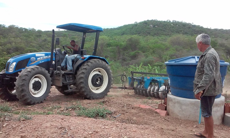 Agricultores de Monte Horebe denunciam prefeito por privilégio, atraso e desvios de rota de tratores no corte de terra no município