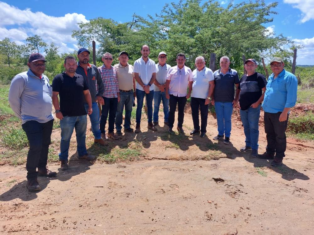 Prefeito Luiz Claudino e equipe técnica em visita à estrada do Gravatá 