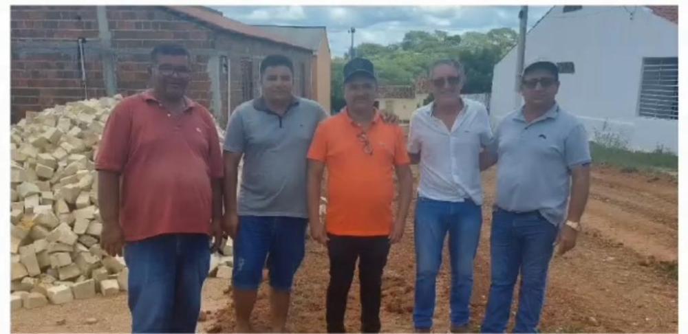 Prefeito Luiz Claudino vistoria obras em São João do Rio do Peixe