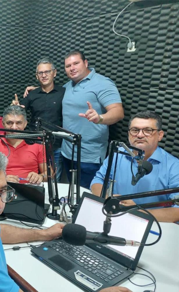 Prefeito Luiz Claudino ao lado de aliados durante entrevista na rádio Oeste 