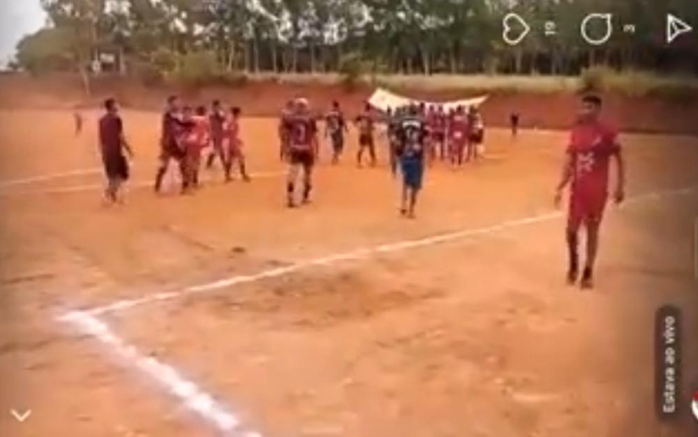 O fato aconteceu na tarde do domingo (16/4). O suspeito do crime foi preso.