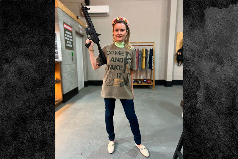 Deputada posta foto com arma em punho 