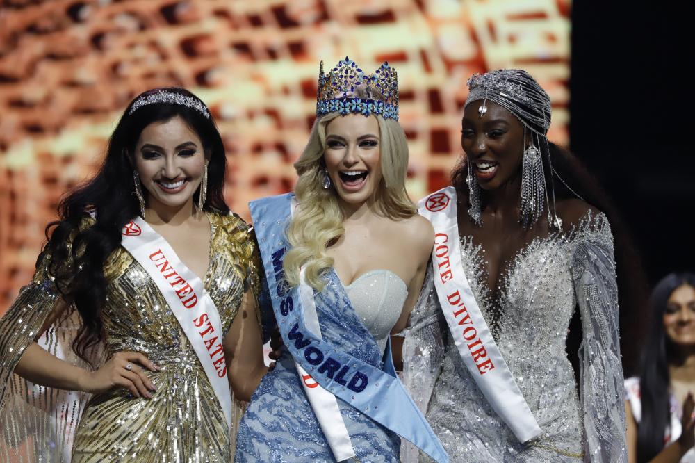 Polonesa de 21 anos vence 96 concorrentes e é Miss Mundo 2021 