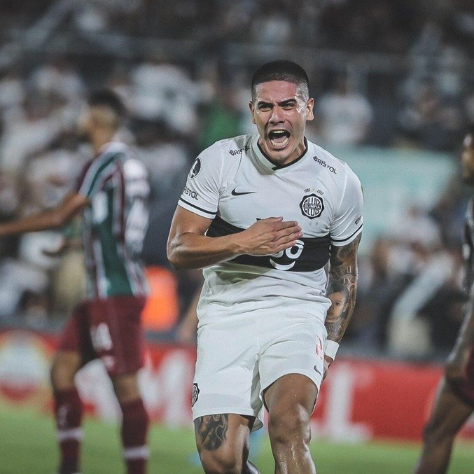  Recalde, atacante do Olimpia, comemorando o primeiro gol da partida (Club Olimpia) 