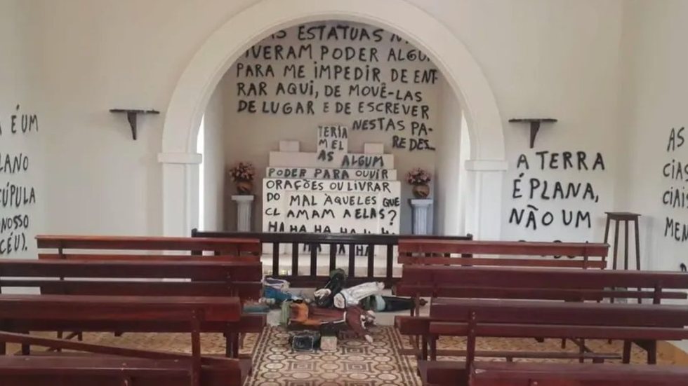 A “Igrejinha”, como é carinhosamente chamada na região, teve seus santos destruídos e atirados no chão