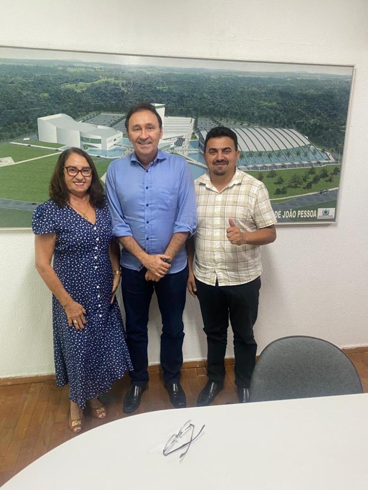 Na foto: Francisquinha, Deudete Queiroga e padre Gilberto 