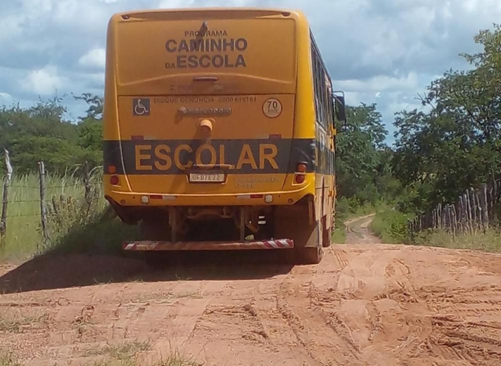 Ônibus da prefeitura de Santab Helena encxalha e deixa estudantes prejudicados por falta de estradas. 