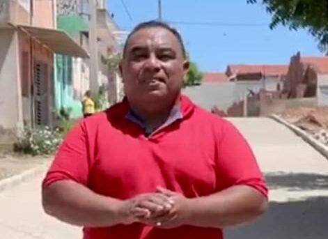 Apesar de já estar no segundo mandato, Marcos Eron é um dos poucos prefeitos da Paraíba que não levou asfaltamento para a cidade. 