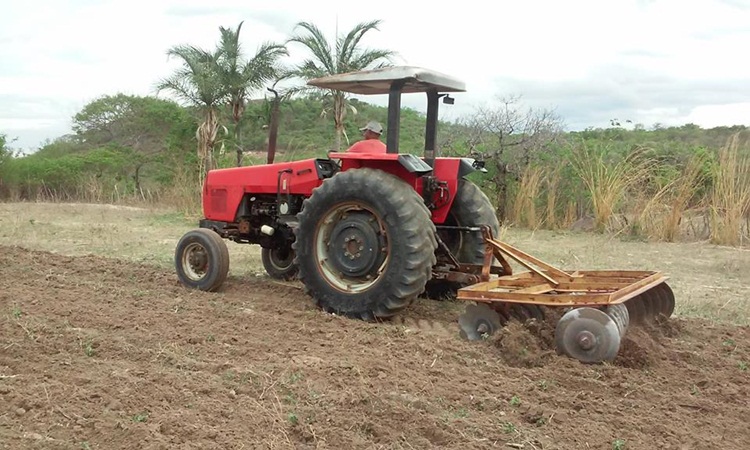 Uso indevido de bens públicos; prefeitura de Horebe utiliza tratores para benefício próprio de dois agricultores e MP abre investigação 