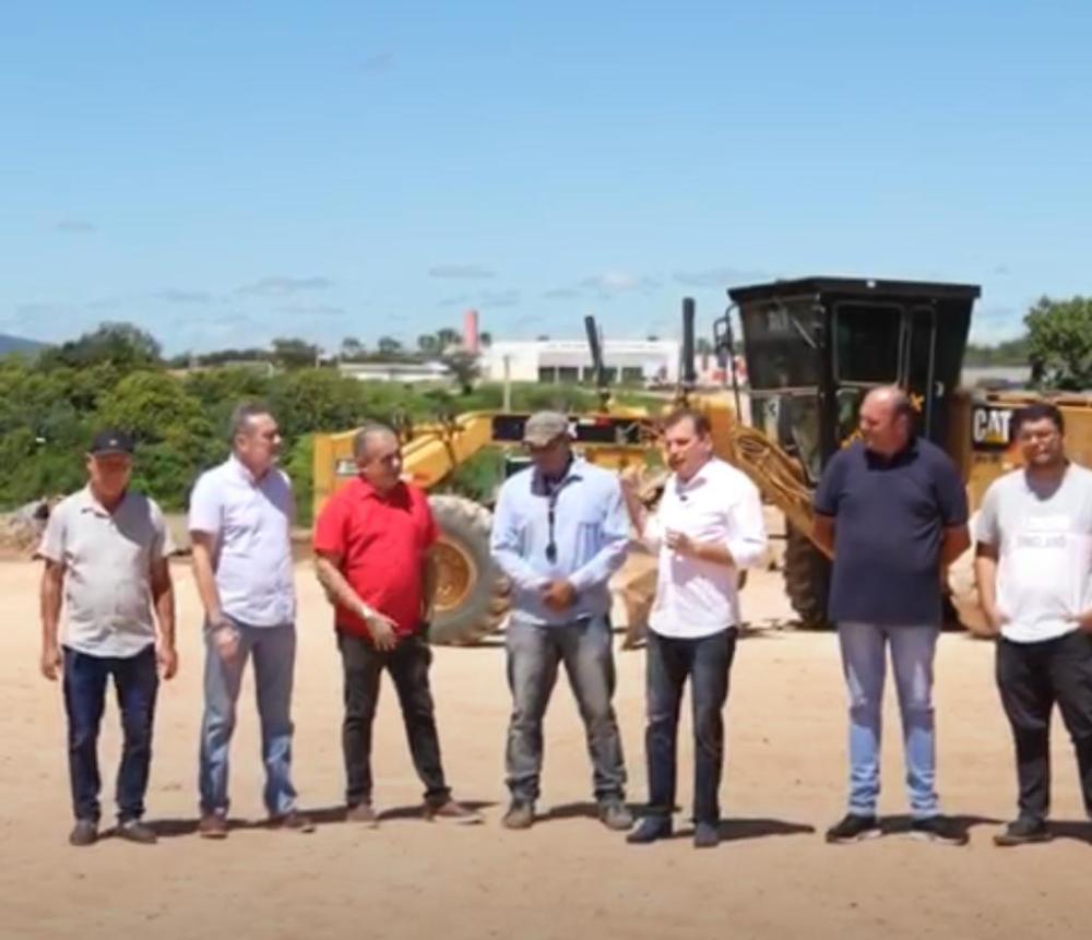 Deputado Chico Mendes e aliados em visita à contrução de obra de mobilidade urbana do governo do estadoem Cajazeiras 