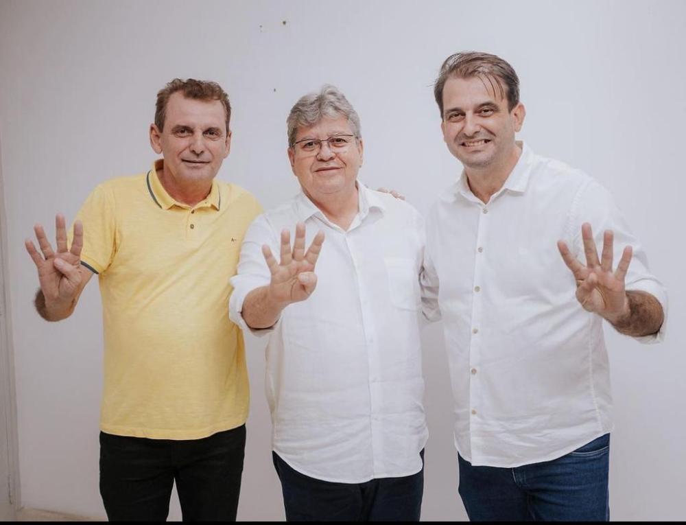 Prefeito bal Lins ao lado do deputado Chico Mendes e do governador João Azevedo 