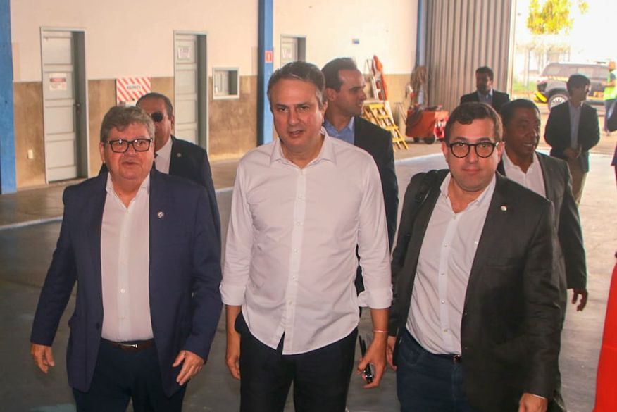 João Azevedo ao lado do ministro, Camilo Santana 